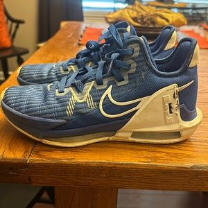 Men’s basketball shoes